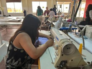 A equipa do projeto "Taller de Costura Semilleros de Esperanza" treina beneficiários diretos e indiretos para confeccionar uniformes para empresas de embalamento de peixe na cidade de Manta, Equador.